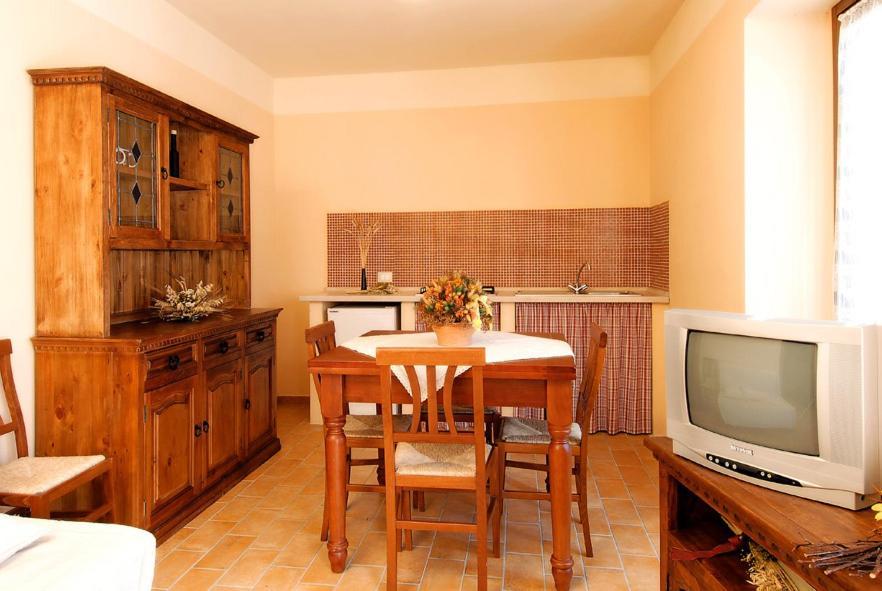 Relais Valguerriera Guest House Apecchio Ruang foto