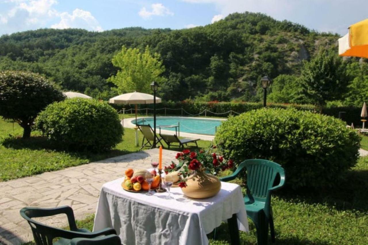 Relais Valguerriera Guest House Apecchio Bagian luar foto